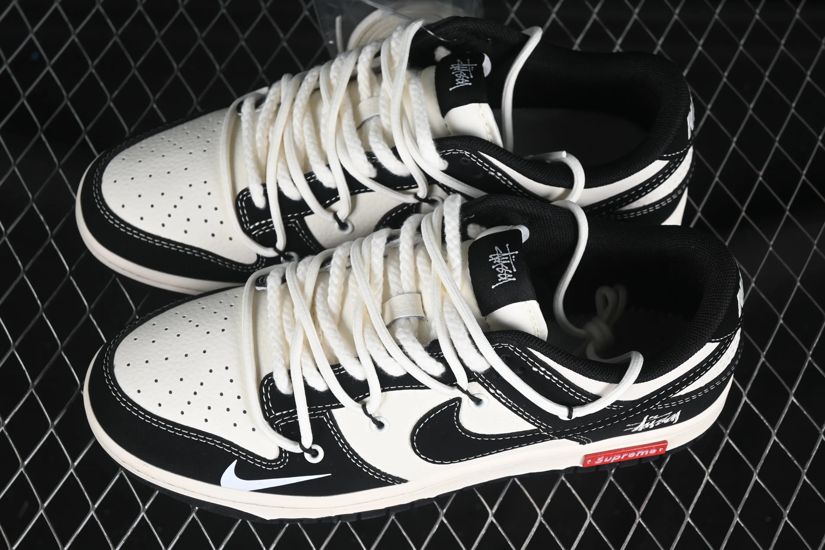 All Categories Nk SB Dunk Series Nk SB Dunk Low High-end Customized Low-top Shoes Nike SB Dunk Low Stusi x Sup Tripartite Series Straps Black and White Black Hook Anniversary High-end Customized Low-top Casual Shoes YX5066-278